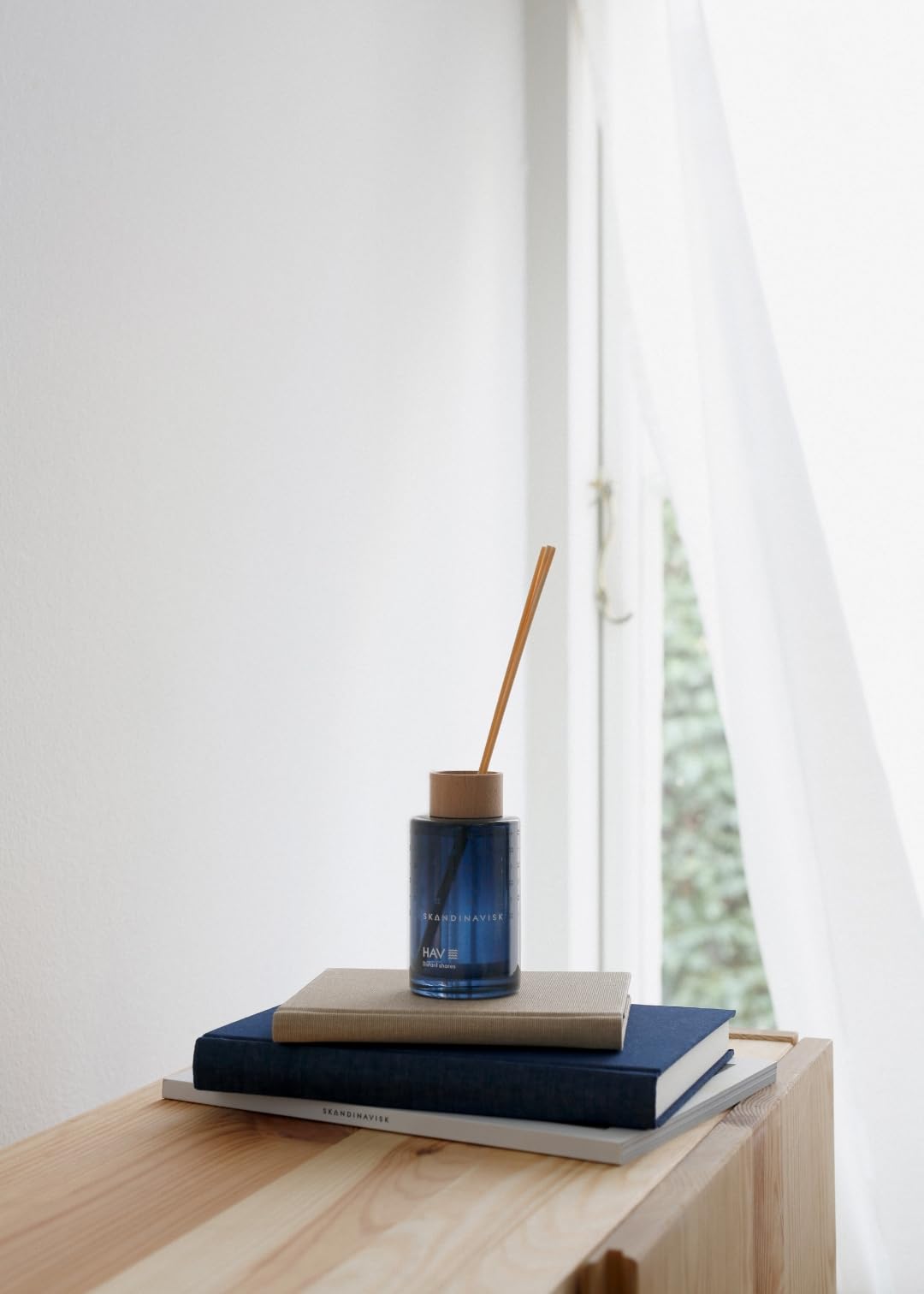 Skandinavisk HYGGE ‘Cosiness’ Reed diffuser with 8 Reeds, Lasts +3 Months, Scent Notes: Black tea and mint leaves, dried apples and baked cinnamon, 100 ml