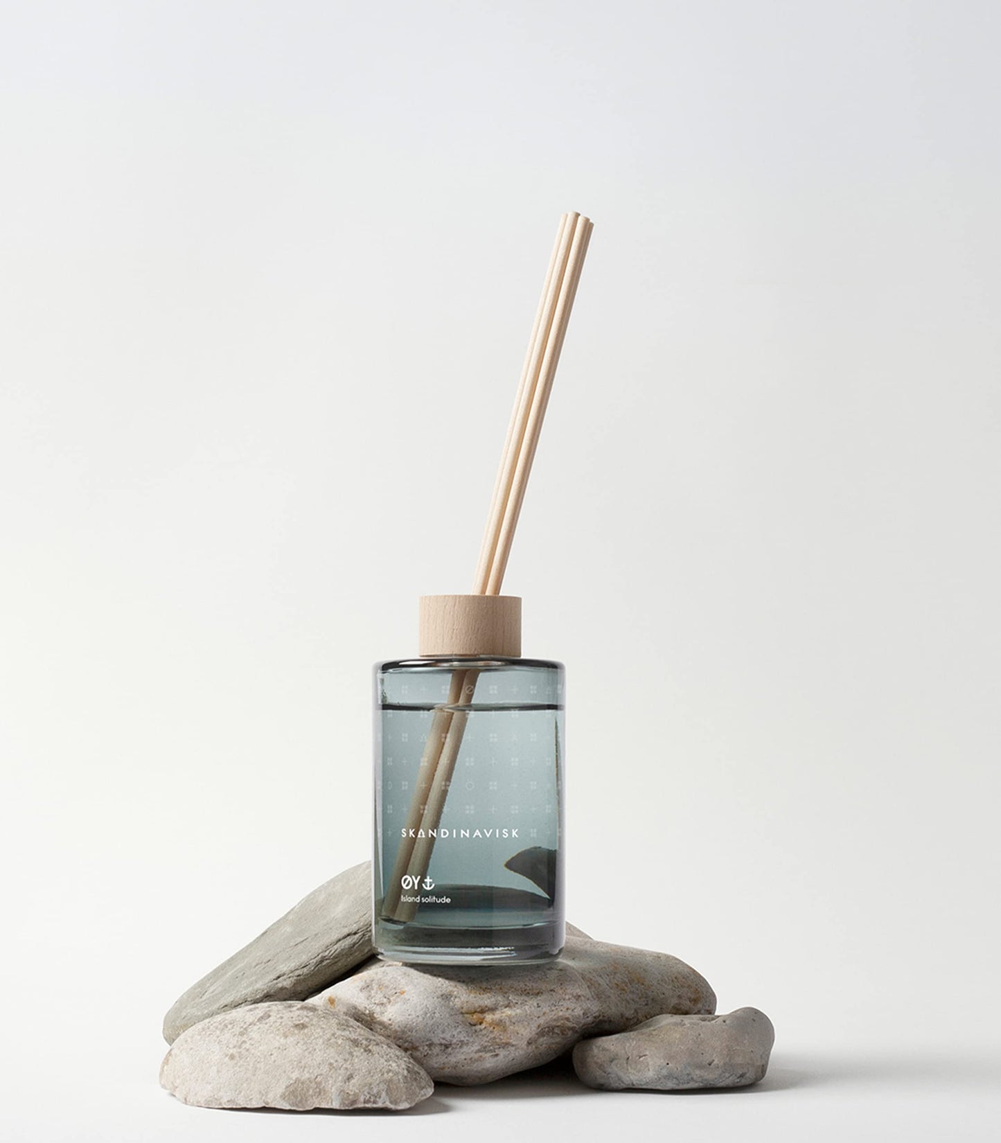 Skandinavisk HYGGE ‘Cosiness’ Reed diffuser with 8 Reeds, Lasts +3 Months, Scent Notes: Black tea and mint leaves, dried apples and baked cinnamon, 100 ml