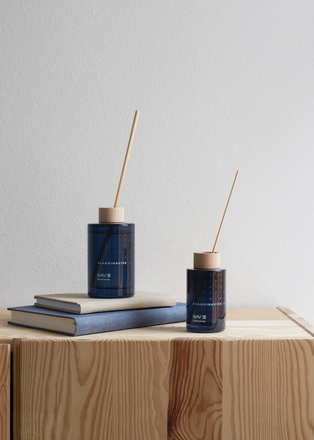 Skandinavisk HYGGE ‘Cosiness’ Reed diffuser with 8 Reeds, Lasts +3 Months, Scent Notes: Black tea and mint leaves, dried apples and baked cinnamon, 100 ml