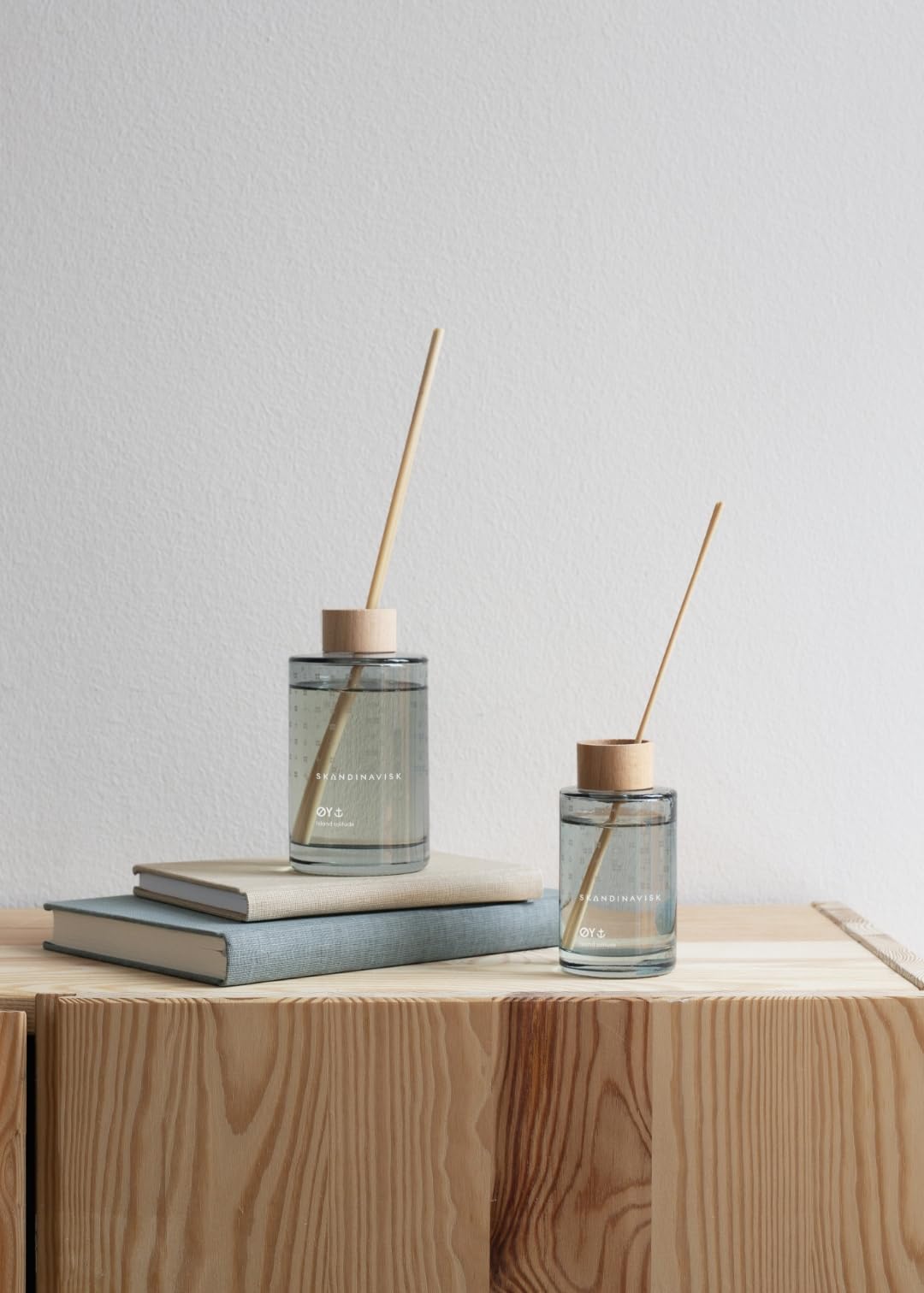 Skandinavisk HYGGE ‘Cosiness’ Reed diffuser with 8 Reeds, Lasts +3 Months, Scent Notes: Black tea and mint leaves, dried apples and baked cinnamon, 100 ml