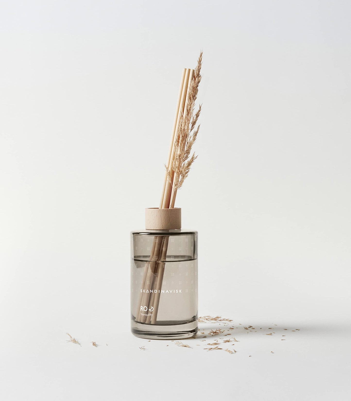 Skandinavisk HYGGE ‘Cosiness’ Reed diffuser with 8 Reeds, Lasts +3 Months, Scent Notes: Black tea and mint leaves, dried apples and baked cinnamon, 100 ml