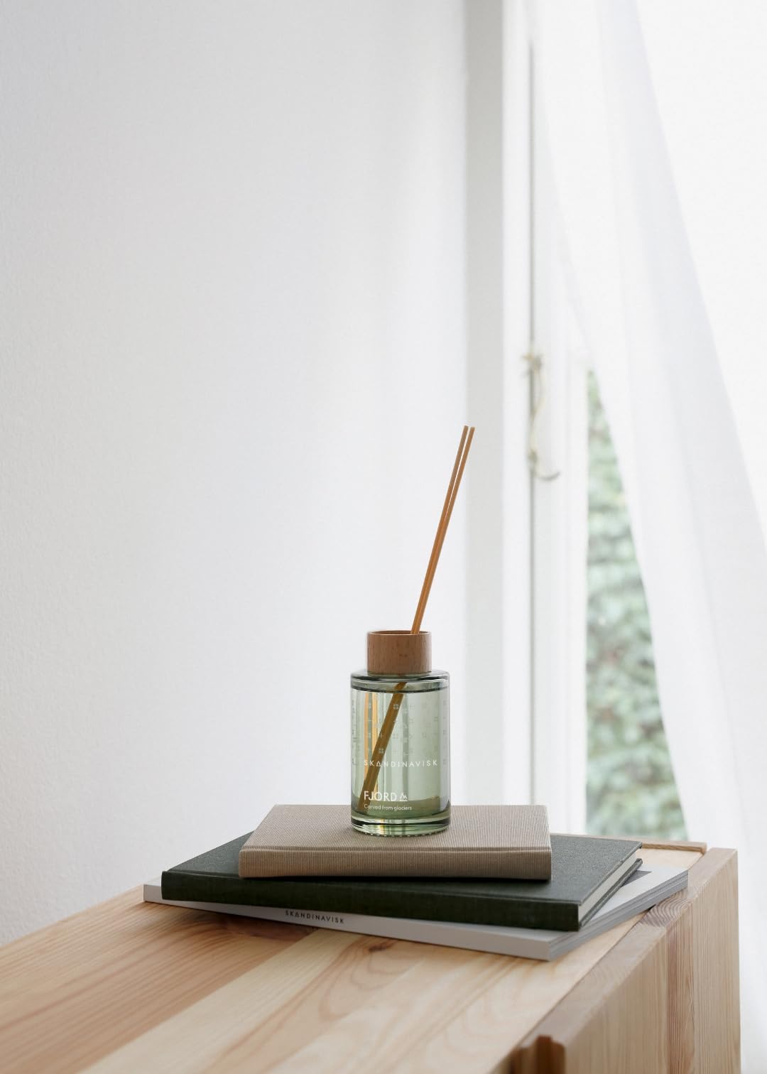 Skandinavisk HYGGE ‘Cosiness’ Reed diffuser with 8 Reeds, Lasts +3 Months, Scent Notes: Black tea and mint leaves, dried apples and baked cinnamon, 100 ml