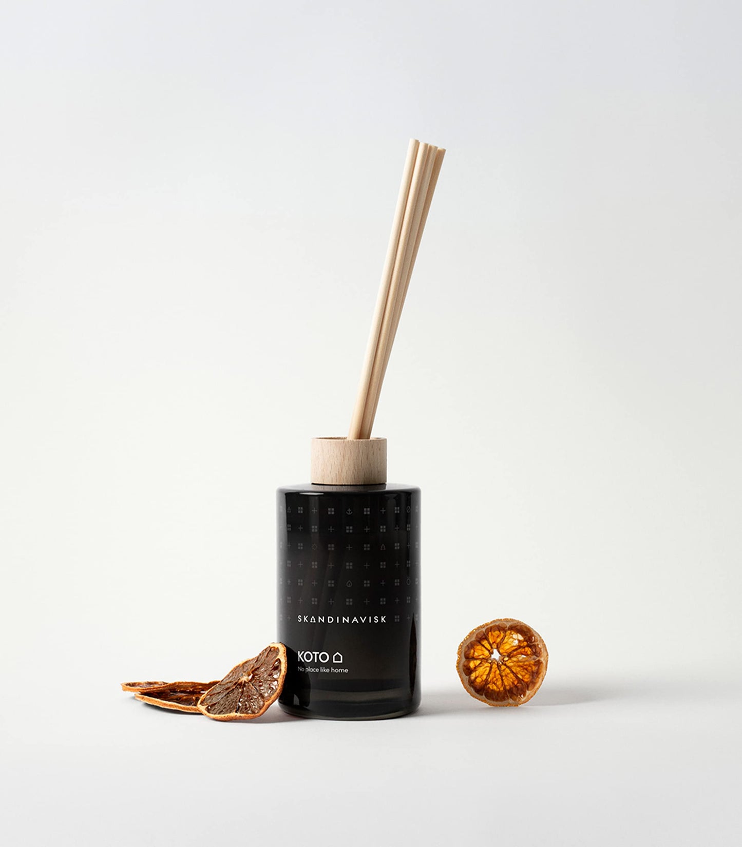 Skandinavisk HYGGE ‘Cosiness’ Reed diffuser with 8 Reeds, Lasts +3 Months, Scent Notes: Black tea and mint leaves, dried apples and baked cinnamon, 100 ml