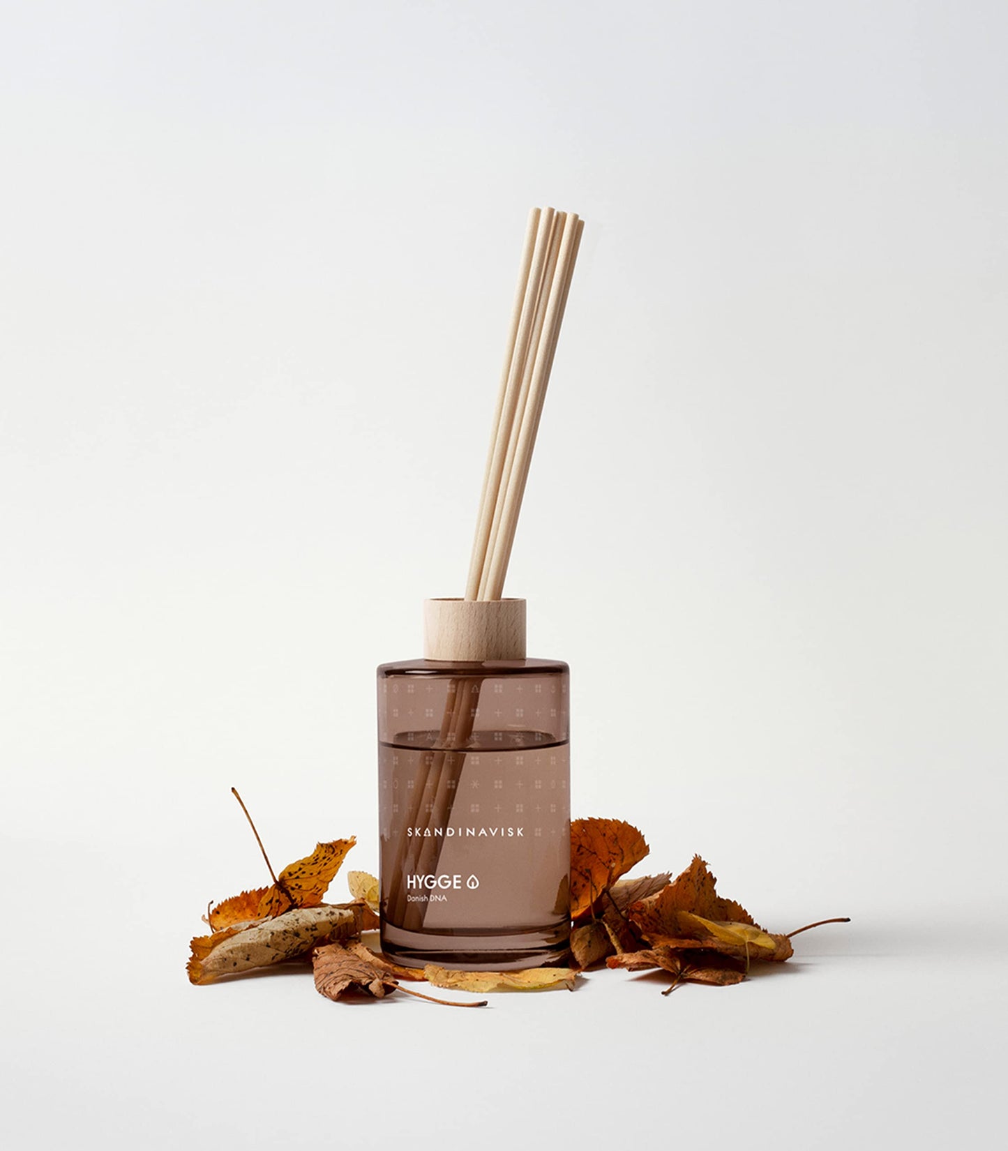 Skandinavisk HYGGE ‘Cosiness’ Reed diffuser with 8 Reeds, Lasts +3 Months, Scent Notes: Black tea and mint leaves, dried apples and baked cinnamon, 100 ml