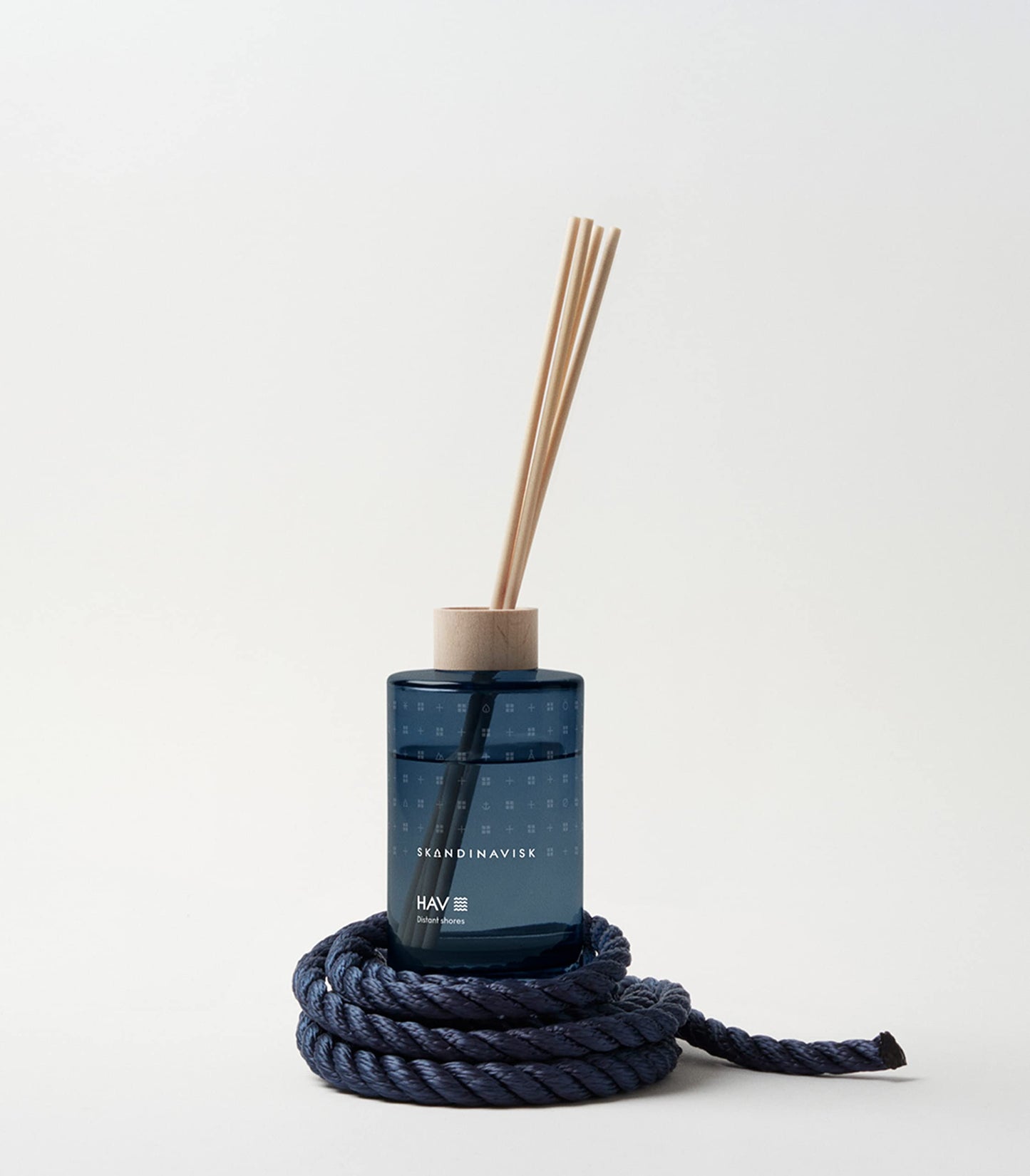 Skandinavisk HYGGE ‘Cosiness’ Reed diffuser with 8 Reeds, Lasts +3 Months, Scent Notes: Black tea and mint leaves, dried apples and baked cinnamon, 100 ml