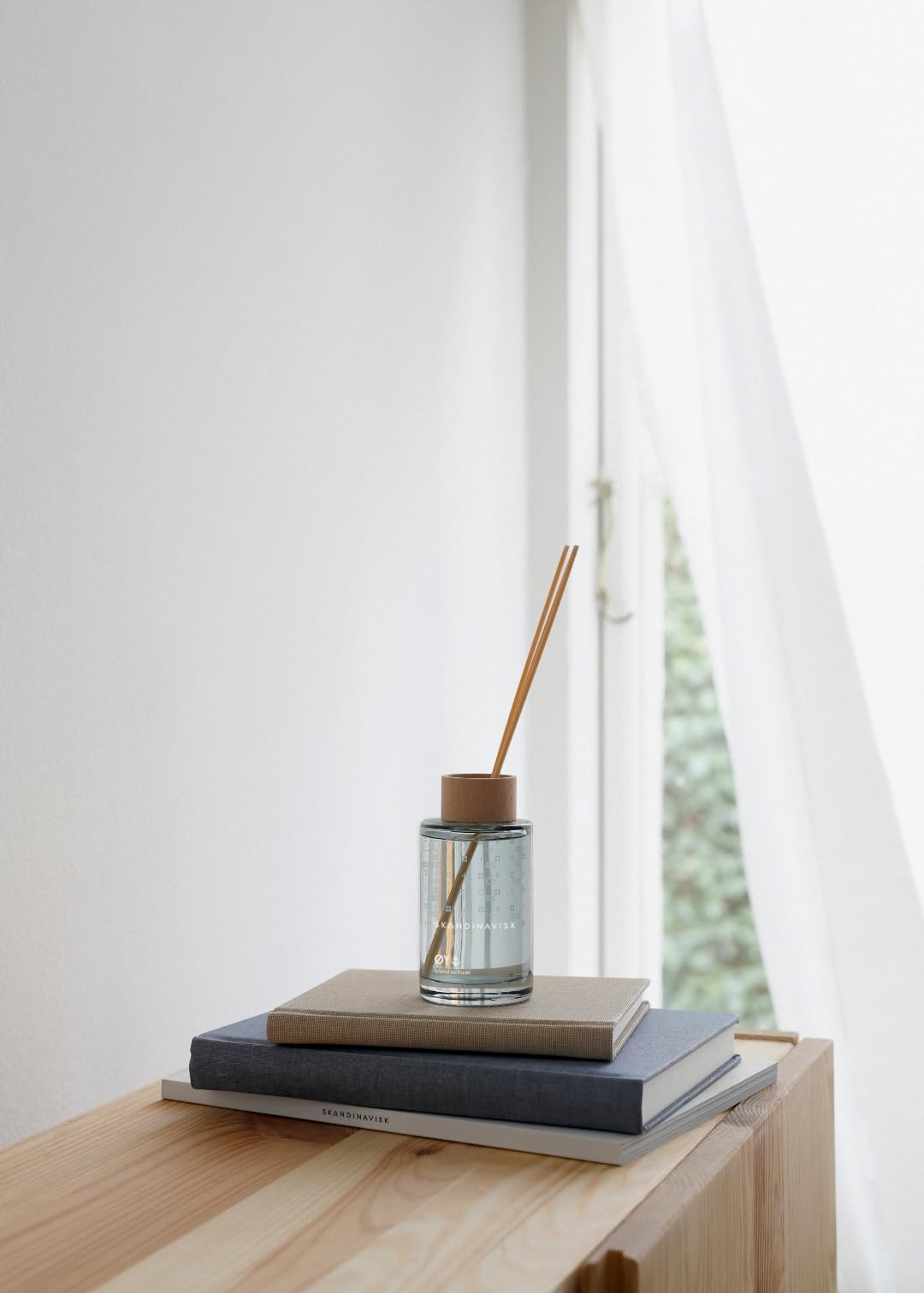 Skandinavisk HYGGE ‘Cosiness’ Reed diffuser with 8 Reeds, Lasts +3 Months, Scent Notes: Black tea and mint leaves, dried apples and baked cinnamon, 100 ml