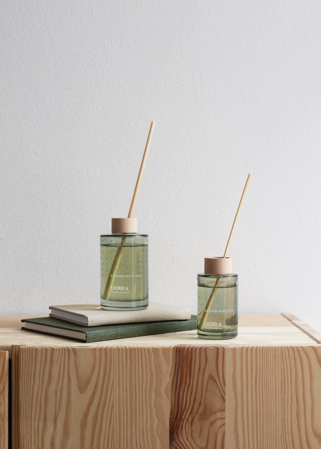 Skandinavisk HYGGE ‘Cosiness’ Reed diffuser with 8 Reeds, Lasts +3 Months, Scent Notes: Black tea and mint leaves, dried apples and baked cinnamon, 100 ml