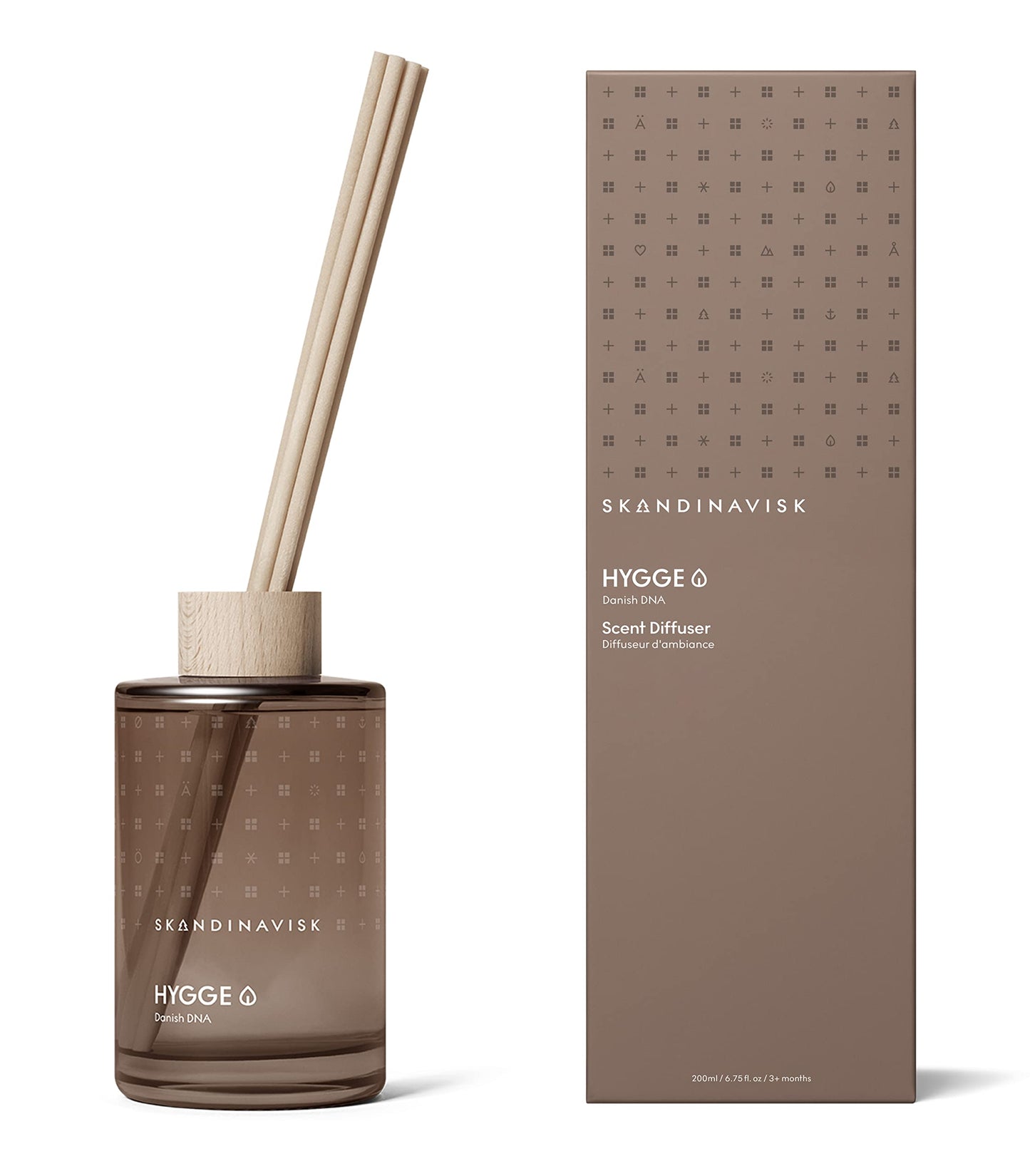 Skandinavisk HYGGE ‘Cosiness’ Reed diffuser with 8 Reeds, Lasts +3 Months, Scent Notes: Black tea and mint leaves, dried apples and baked cinnamon, 100 ml