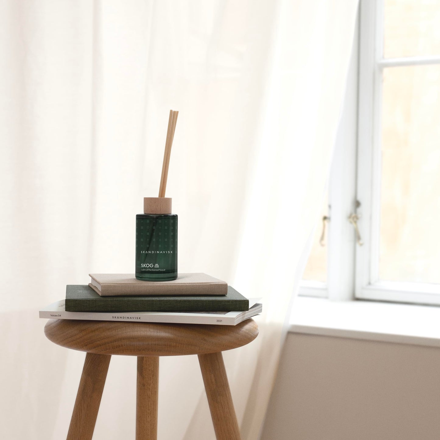 Skandinavisk HYGGE ‘Cosiness’ Reed diffuser with 8 Reeds, Lasts +3 Months, Scent Notes: Black tea and mint leaves, dried apples and baked cinnamon, 100 ml