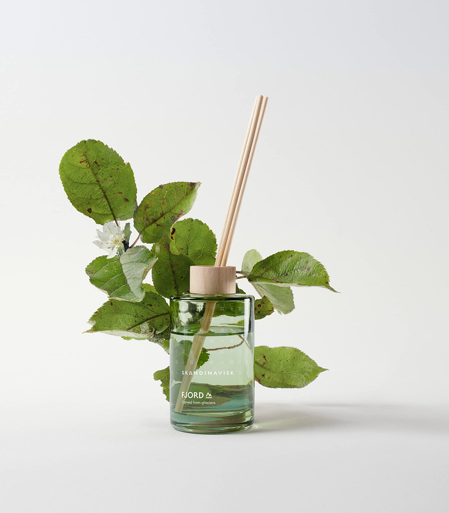 Skandinavisk HYGGE ‘Cosiness’ Reed diffuser with 8 Reeds, Lasts +3 Months, Scent Notes: Black tea and mint leaves, dried apples and baked cinnamon, 100 ml