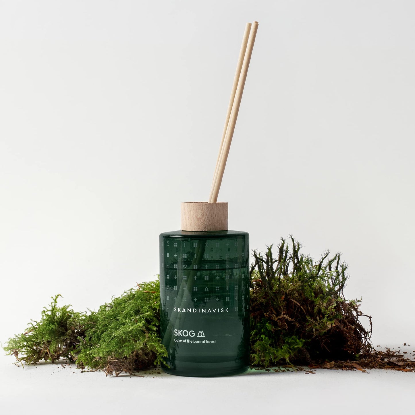 Skandinavisk HYGGE ‘Cosiness’ Reed diffuser with 8 Reeds, Lasts +3 Months, Scent Notes: Black tea and mint leaves, dried apples and baked cinnamon, 100 ml