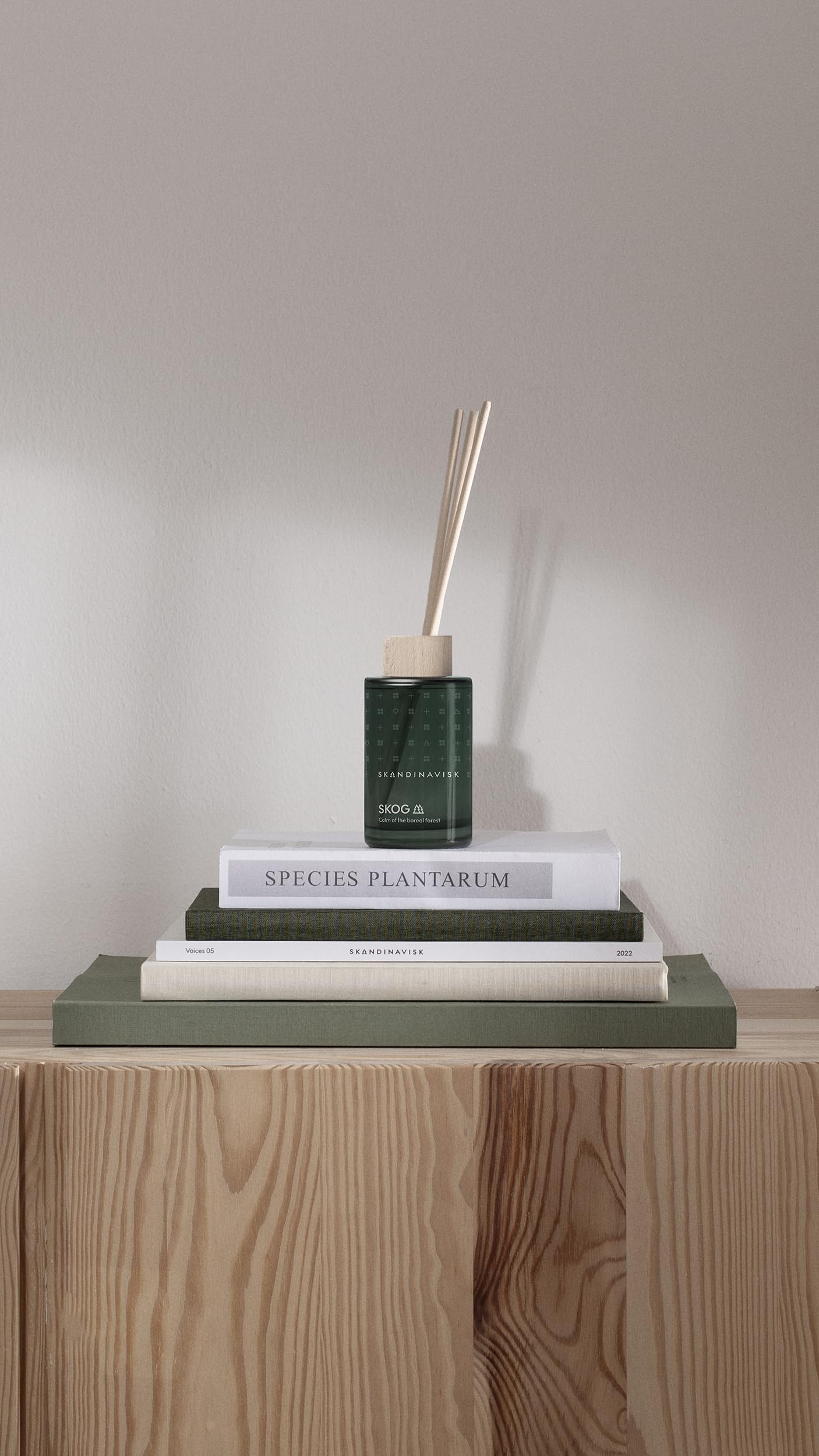 Skandinavisk HYGGE ‘Cosiness’ Reed diffuser with 8 Reeds, Lasts +3 Months, Scent Notes: Black tea and mint leaves, dried apples and baked cinnamon, 100 ml