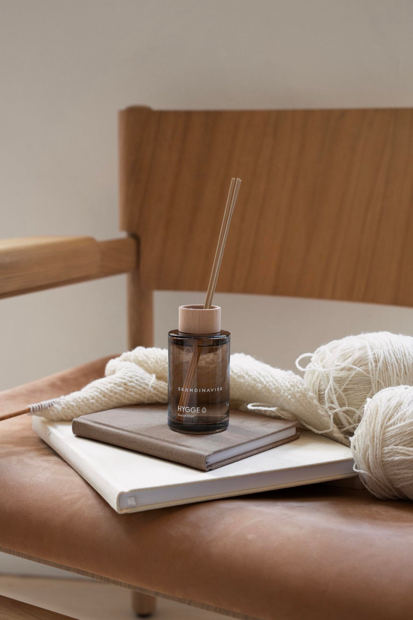 Skandinavisk HYGGE ‘Cosiness’ Reed diffuser with 8 Reeds, Lasts +3 Months, Scent Notes: Black tea and mint leaves, dried apples and baked cinnamon, 100 ml
