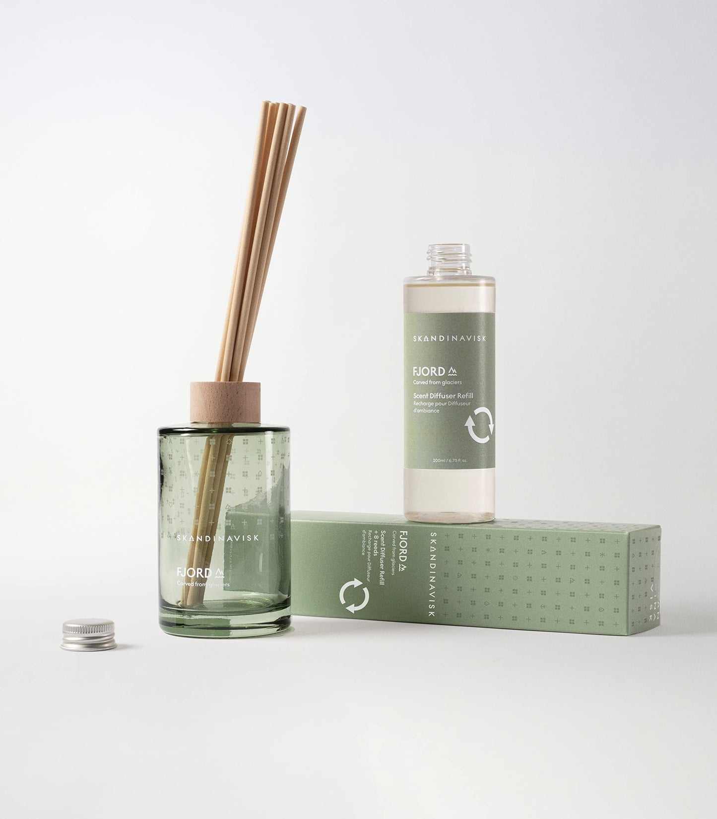 Skandinavisk HYGGE ‘Cosiness’ Reed diffuser with 8 Reeds, Lasts +3 Months, Scent Notes: Black tea and mint leaves, dried apples and baked cinnamon, 100 ml