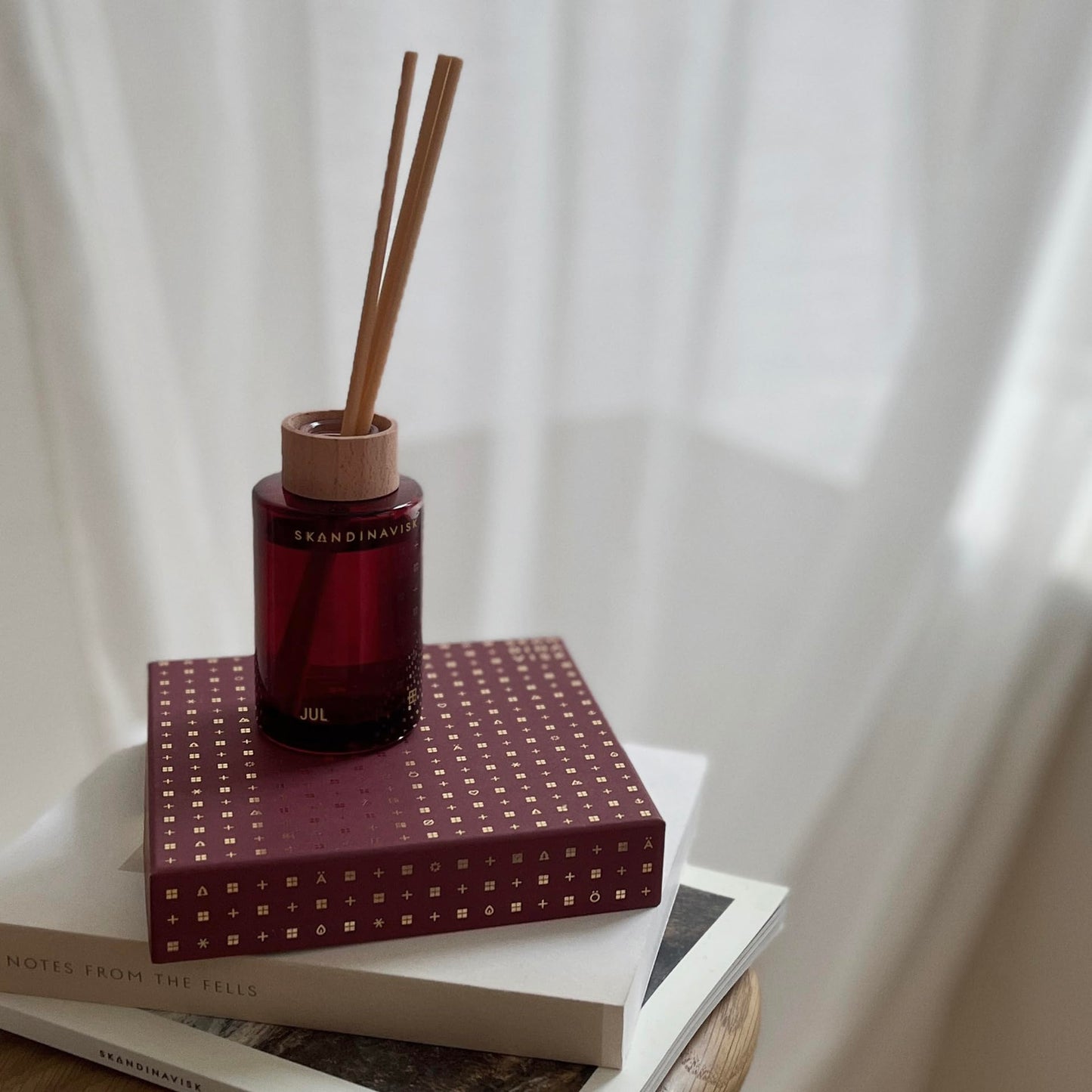 Skandinavisk HYGGE ‘Cosiness’ Reed diffuser with 8 Reeds, Lasts +3 Months, Scent Notes: Black tea and mint leaves, dried apples and baked cinnamon, 100 ml