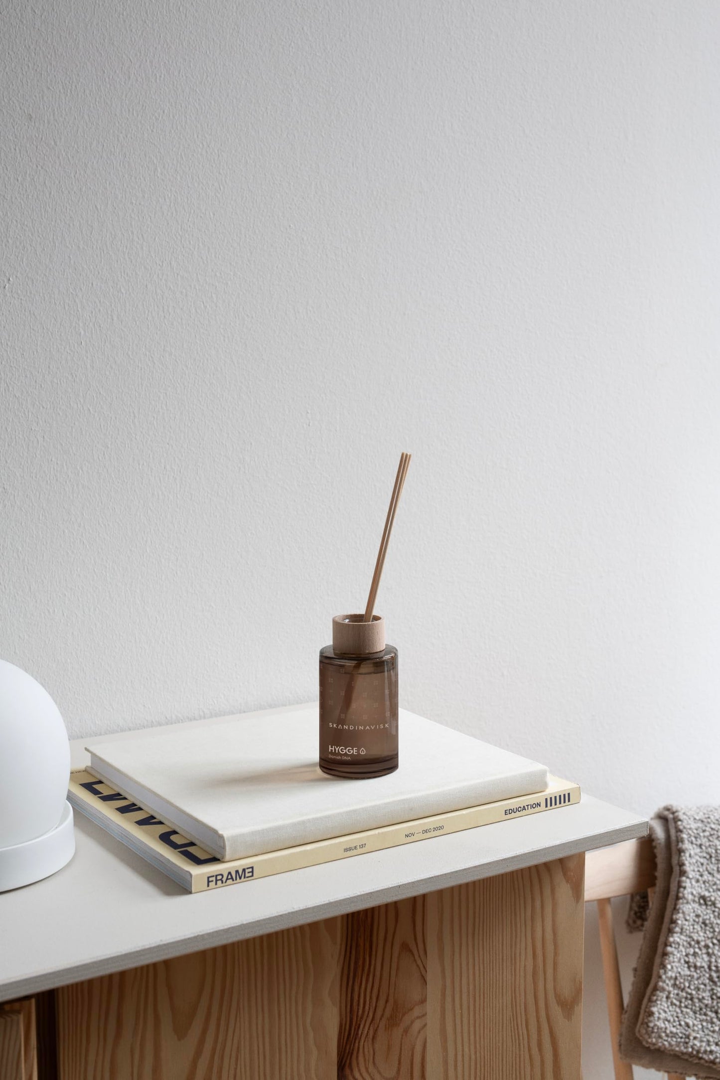 Skandinavisk HYGGE ‘Cosiness’ Reed diffuser with 8 Reeds, Lasts +3 Months, Scent Notes: Black tea and mint leaves, dried apples and baked cinnamon, 100 ml