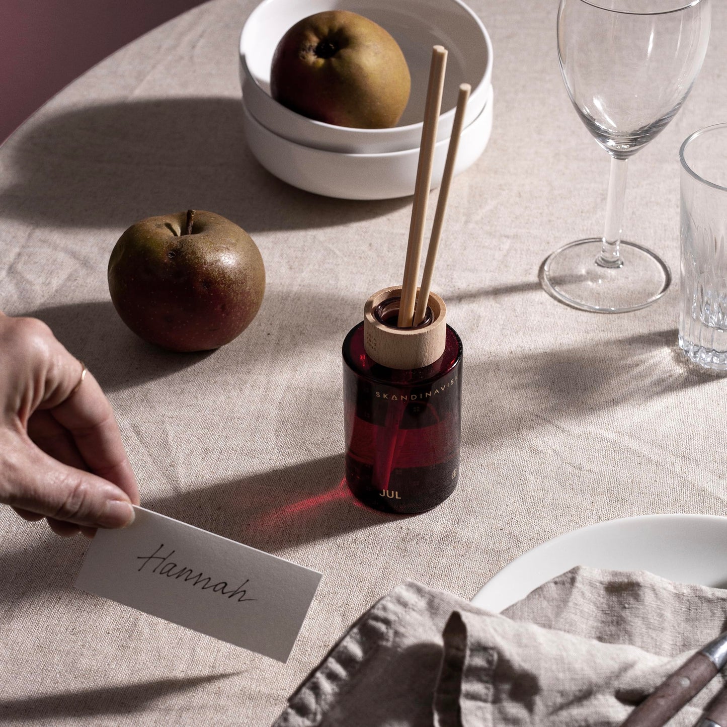 Skandinavisk HYGGE ‘Cosiness’ Reed diffuser with 8 Reeds, Lasts +3 Months, Scent Notes: Black tea and mint leaves, dried apples and baked cinnamon, 100 ml