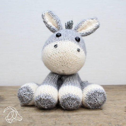 Little Blossom Shop now stocks Lente!  Not only does she look super cute, but she also feels very soft and is perfect to use as a favorite toy. 